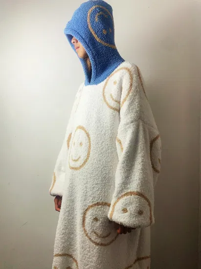 Китай 2023 Новый дизайн супер мягкий 100% полиэстер из микрофибры вязаное одеяло с капюшоном большого размера с украшением
